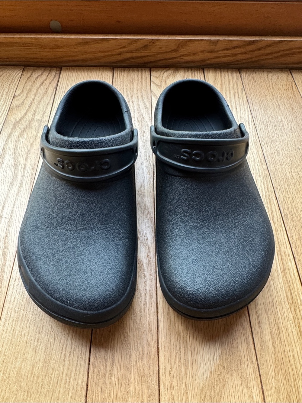 CROCS Unisex Black Classic Clog with adjustable Heel Strap M7;W9